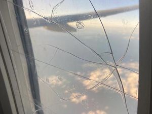 Sial Tiada Akhir, Penumpang Ini Delay Lalu Duduk Samping Jendela Retak