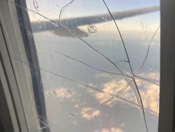 Sial Tiada Akhir, Penumpang Ini Delay Lalu Duduk Samping Jendela Retak