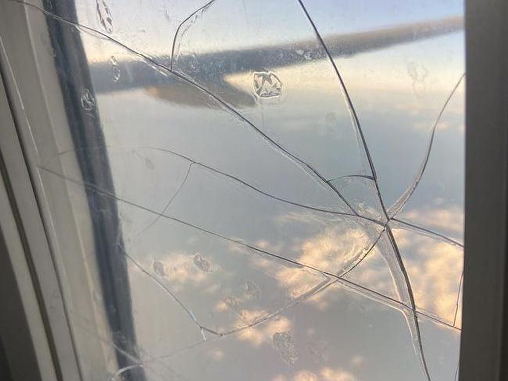Sial Tiada Akhir, Penumpang Ini Delay Lalu Duduk Samping Jendela Retak Sial Tiada Akhir, Penumpang Ini Delay Lalu Duduk Samping Jendela Retak