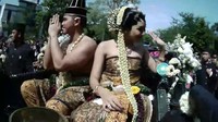 Semringahnya Kaesang-Erina Sapa Warga dari Kereta Kencana