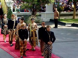 Kaesang-Erina Tiba di Loji Gandrung, Dibalut Busana Basahan