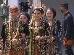 Ganti Busana, Erina Anggun Pakai Solo Putri di Puro Mangkunegaran
