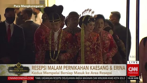 Kaesang Pangarep memakai tutup kepala Sultan Mataram di acara resepsi malam pernikahan (Tangkapan layar YouTube)