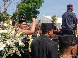 Kaesang Beri Salam Kepalan Tangan Saat Tiba di Pura Mangkunegaran