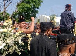Kaesang Beri Salam Kepalan Tangan Saat Tiba di Pura Mangkunegaran