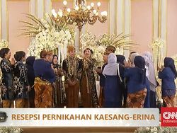 Keluarga Nyanyikan Selamat Ulang Tahun Erina di Atas Pelaminan