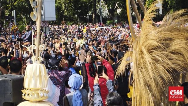 Rangkaian puncak pernikahan Kaesang Pangarep dan Erina Sofia Gudono dilanjutkan dengan kirab budaya di Jalan Slamet Riyadi, Solo, Minggu (11/12). Dalam prosesi ini, rombongan pengantin diarak dari Loji Gandrung menuju Pura Mangkunegaran.