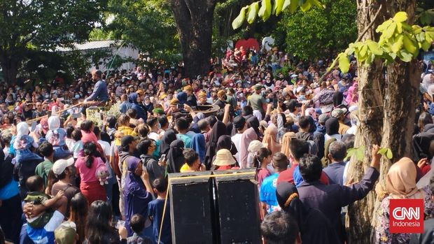 Rangkaian puncak pernikahan Kaesang Pangarep dan Erina Sofia Gudono dilanjutkan dengan kirab budaya di Jalan Slamet Riyadi, Solo, Minggu (11/12). Dalam prosesi ini, rombongan pengantin diarak dari Loji Gandrung menuju Pura Mangkunegaran.
