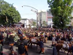 Penampakan Masyarakat Tumpah Ruah di Jalanan saat Kirab Kaesang-Erina