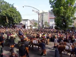 Penampakan Masyarakat Tumpah Ruah di Jalanan saat Kirab Kaesang-Erina