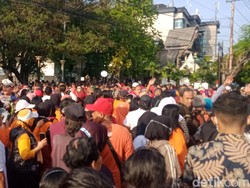 Jokowi Ngunduh Mantu, Warga-Relawan Berjubel di Depan Puro Mangkunegaran