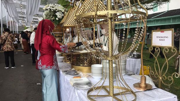 Kuliner tradisional Indonesia hingga western food yang tersedia dalam Tasyakuran pernikahan putra bungsu Presiden Joko Widodo Kaesang dengan Erina Gudono. (CNBC Indonesia/Halima Sadiyah)