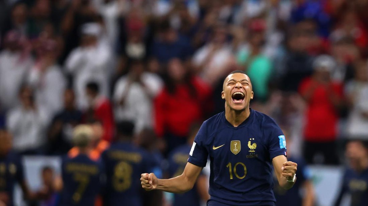 Kylian Mbappe tertawa lepas usai Harry Kane gagal penalti. (Foto: Corbis via Getty Images/Stefan Matzke - sampics)