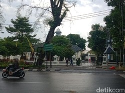 Hujan Usai Kirab Tasyakuran Kaesang-Erina, Lebih Awal dari Prediksi BMKG