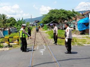 Kereta Wisata Tabrak Motor-Mobil di 2 Lokasi Berbeda di Ambarawa