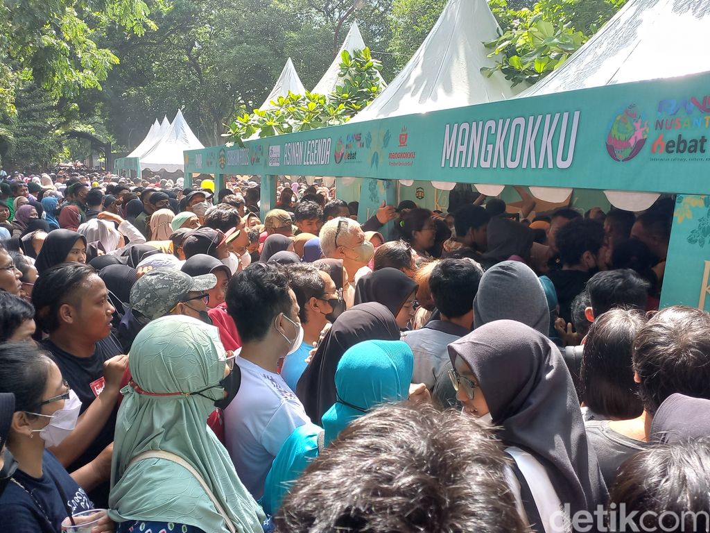 Makanan gratis tasyakuran pernikahan Kaesang dan Erina di Sriwedari Makanan gratis tasyakuran pernikahan Kaesang dan Erina di Sriwedari