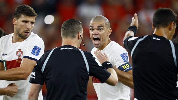 Soccer Football - FIFA World Cup Qatar 2022 - Quarter Final - Morocco v Portugal - Al Thumama Stadium, Doha, Qatar - December 10, 2022 Portugals Pepe remonstrates with referee Facundo Tello at the end of the first half REUTERS/Suhaib Salem