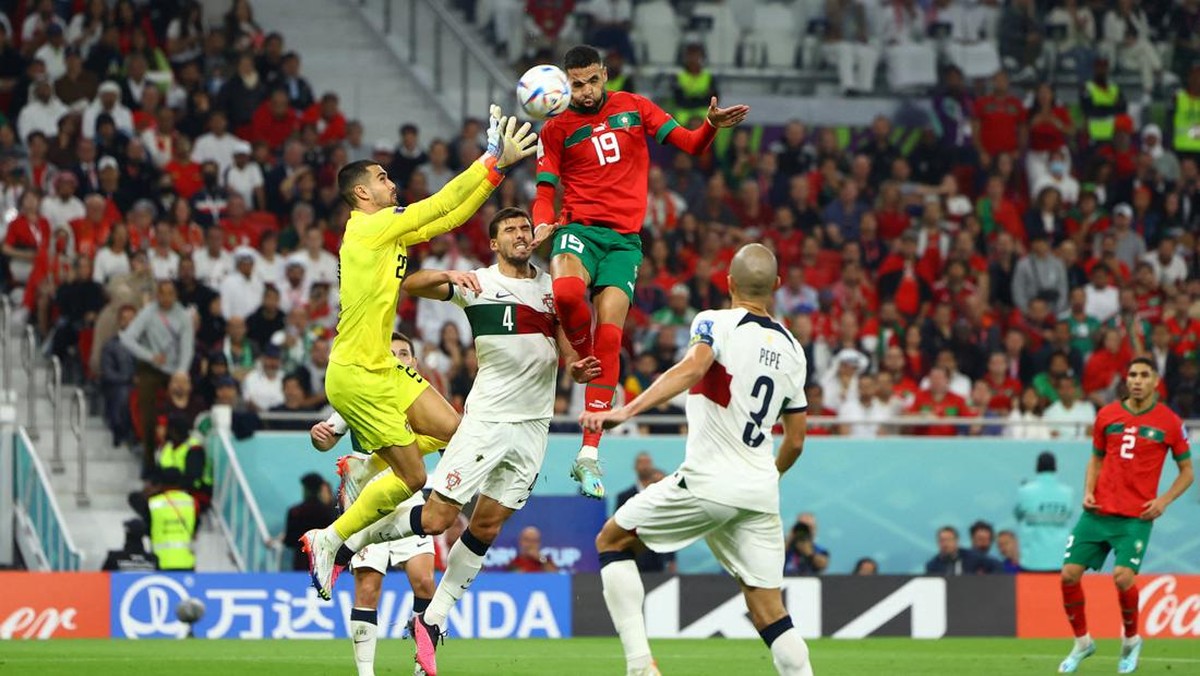 Youssef En-Nesyri mencetak gol di laga Maroko vs Portugal. (Foto: REUTERS/MOLLY DARLINGTON)