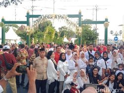 Jelang Tasyakuran Kaesang-Erina, Relawan Jokowi Padati Ngarsopuro Pagi Ini