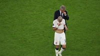 Kesedihan juga terlihat di wajah Pepe dan pelatih Portugal Pernando Santos.