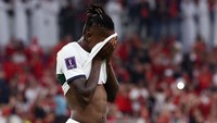 Rafael Leao menutupi wajahnya karena gagal memberikan dampak saat dimainkan.