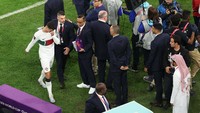 Ronaldo sampai harus ditenangkan oleh para staf sebelum masuk ke lorong stadion.