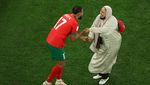 Menang Atas Portugal, Boufal Menari-nari dengan Ibunya