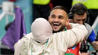Boufal terlihat memeluk ibunya.