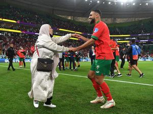 Sofiane Boufal Berdansa dengan Ibunda Usai Maroko Singkirkan Portugal Sofiane Boufal Berdansa dengan Ibunda Usai Maroko Singkirkan Portugal