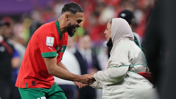Menang Atas Portugal, Boufal Menari-nari dengan Ibunya