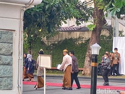 Jelang Kirab Kaesang dan Erina, Erick Thohir-Kapolri Tiba di Loji Gandrung