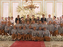 Saranghaeyo! Gaya Menteri Jokowi Saat Berpose di Tasyakuran Kaesang-Erina