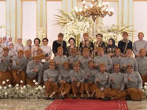 Menteri-menteri Jokowi Kompak Pose Finger Heart di Tasyakuran Kaesang-Erina Menteri-menteri Jokowi Kompak Pose Finger Heart di Tasyakuran Kaesang-Erina