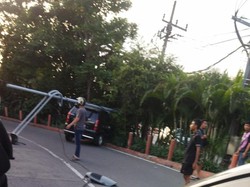 Gas Nyantol, Xenia Tabrak Tiang PJU di Jalan Wiyung