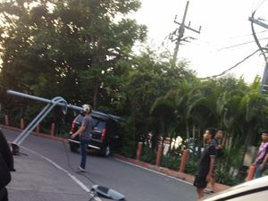 Gas Nyantol, Xenia Tabrak Tiang PJU di Jalan Wiyung Gas Nyantol, Xenia Tabrak Tiang PJU di Jalan Wiyung