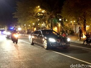 Jokowi Tiba di Lokasi Tasyakuran Kaesang-Erina, Sempat Buka Kaca Mobil