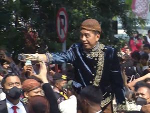Kirab Tasyakuran Kaesang Erina, Jokowi Sapa Warga-Bagi Suvenir