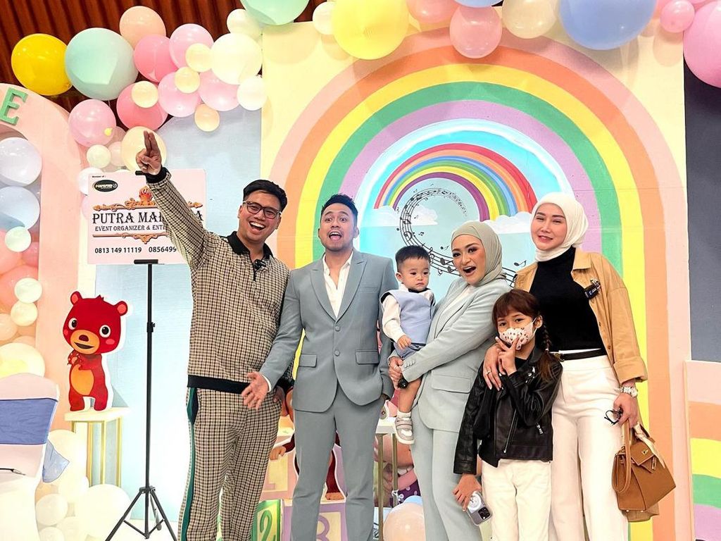 Saat Frans, Nathalie Holscher dan Marissya Icha Foto Bareng Saat Frans, Nathalie Holscher dan Marissya Icha Foto Bareng