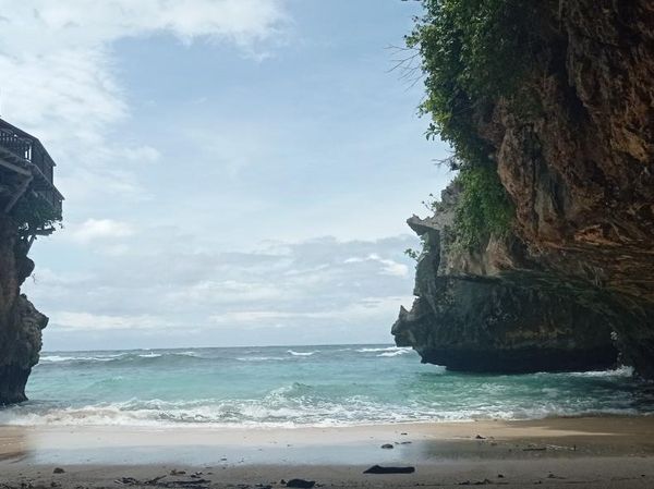 Berburu Spot Foto Instagramable di Bali? Yuk Melali ke Pantai Suluban