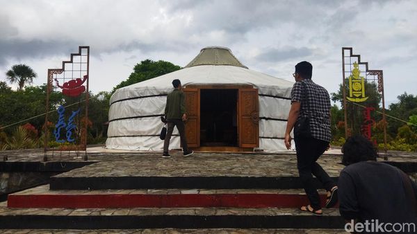 Tanjung Lesung, Pantai yang Sarat Negara Mongolia