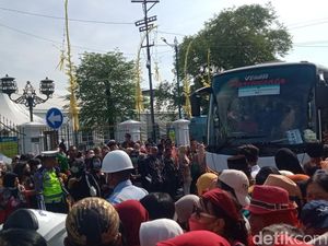 Tamu Tasyakuran Kaesang-Erina Berdatangan di Puro Mangkunegaran Tamu Tasyakuran Kaesang-Erina Berdatangan di Puro Mangkunegaran