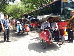 Tamu Tasyakuran Kaesang-Erina Diantar Becak dari Benteng Vastenburg