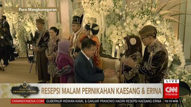 Para tokoh mulai berdatangan di acara pernikahan Kaesang dan Erina sesi malam di Puro Mangkunegaran. (tangkapan layar CNN)