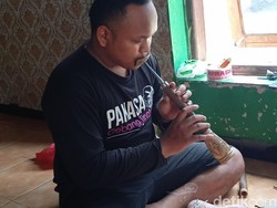 Aksi Ekstrem Perajin Terompet Reog Menjilat Bara Api