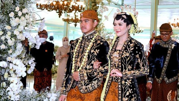 8 Gaya Erina Gudono Saat Ngunduh Mantu, Pakai Dodotan Hingga Kebaya Solo Putri