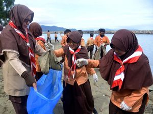 Keren! Anggota Pramuka Bersih-bersih Pantai
