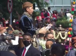 Naik Kereta Kencana, Jokowi Bagi-bagi Kaus di Kirab Kaesang-Erina