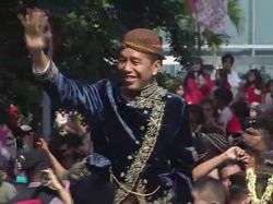 Senyum dan Lambaian Tangan Jokowi Saat Kirab Pernikahan Kaesang-Erina
