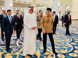 Jokowi Terima Kedatangan Putra MBZ di Masjid Sheikh Zayed Solo