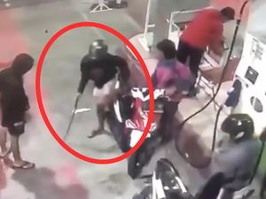Nasib Pria Madiun Jadi Buruan Polisi gegara Tenteng Pedang Saat Isi BBM Nasib Pria Madiun Jadi Buruan Polisi gegara Tenteng Pedang Saat Isi BBM